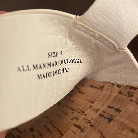 Restricted sandals. - Picture 6 of 7